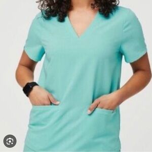 🩵🤍🩵Figs Casma limited edition scrub top in beautiful “FRESH AQUA” size small🩵🤍🩵